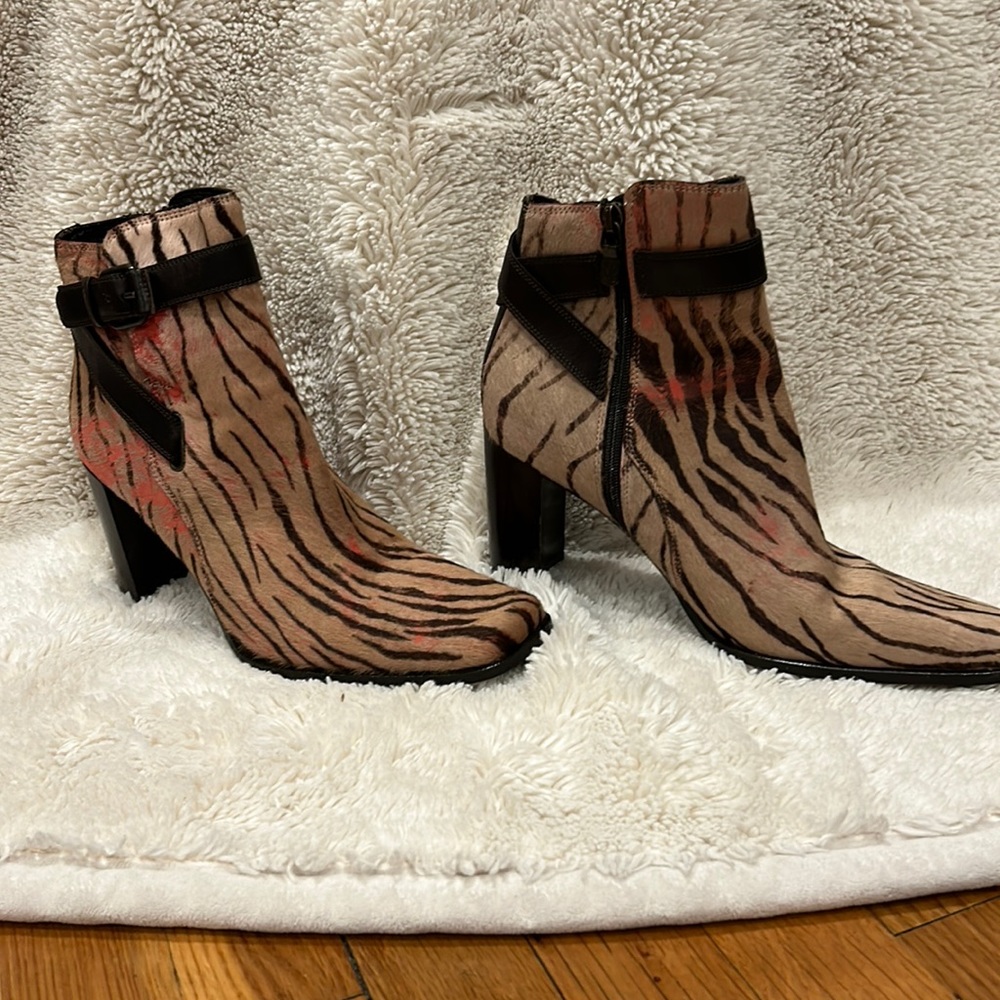 Donald J Pliner all leather made in Italy ankle boots